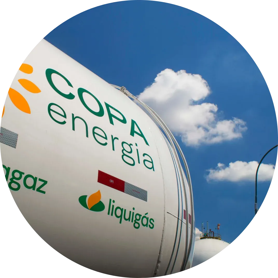 Tanque de gás com logotipos da Copa Energia e Liquigás contra o céu azul.