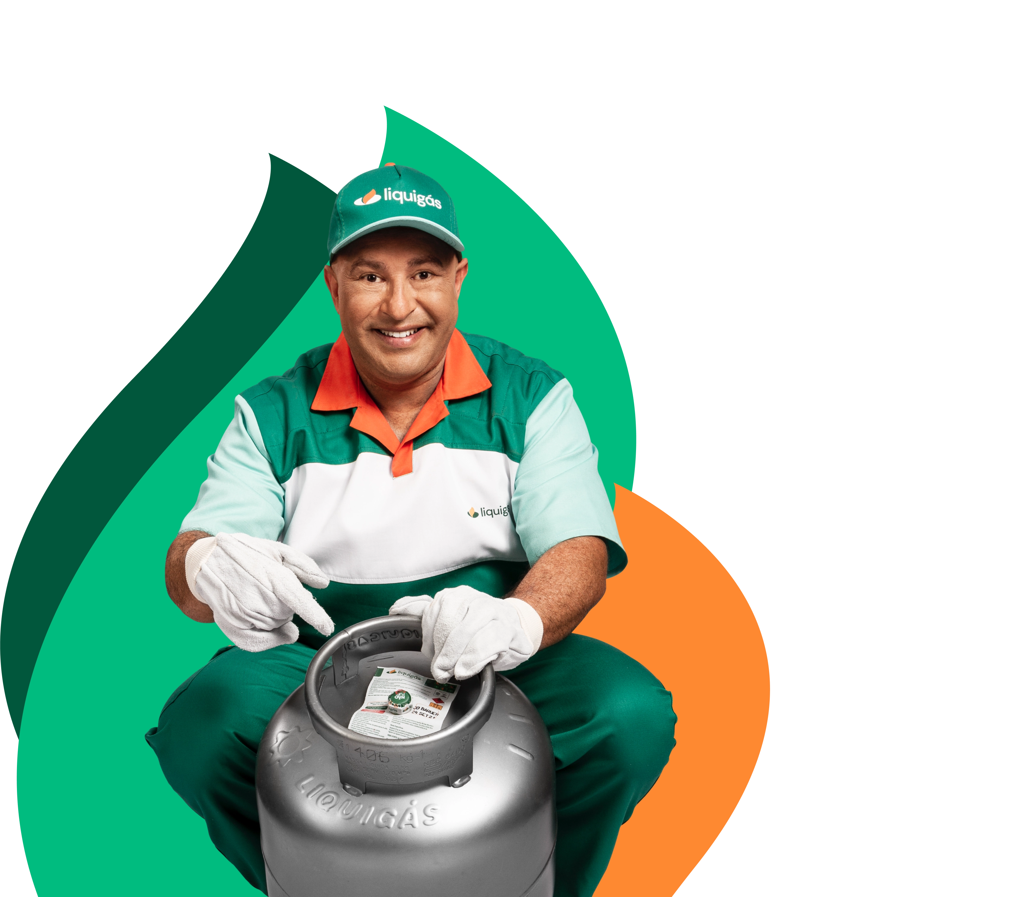 Entregador da Liquigás uniformizado, sorrindo ao lado de um botijão de gás.