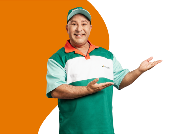 Entregador da Liquigás uniformizado, sorrindo e apresentando os serviços.