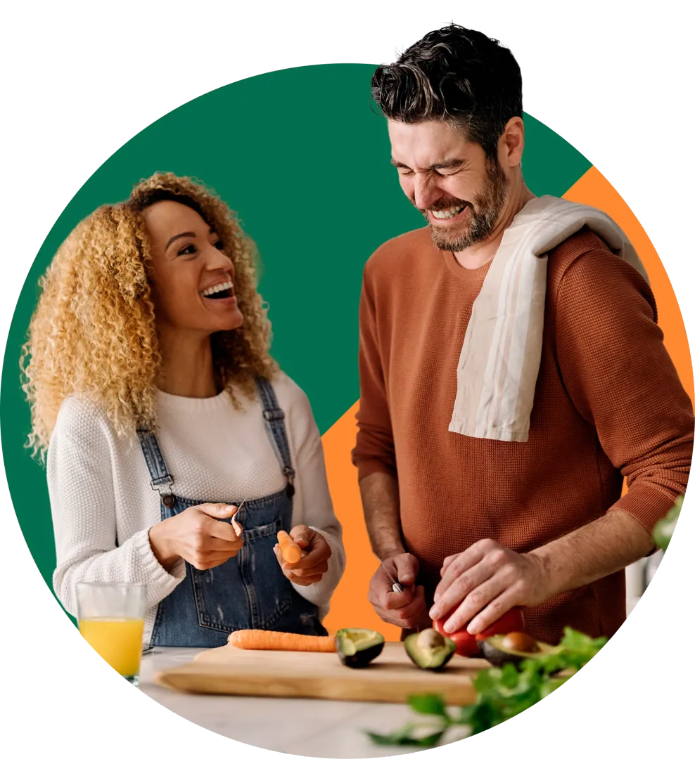 Casal preparando alimentos juntos na cozinha, representando momentos de união proporcionados pela Liquigás.